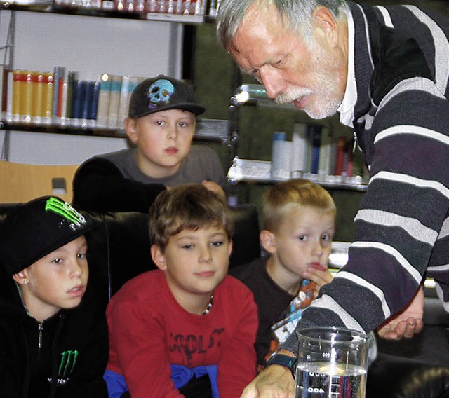 Sachbuchautor Werner Buggisch bei einer Kinderlesung in der Mediathek in Wehr  | Foto: Jrn Kerckhoff