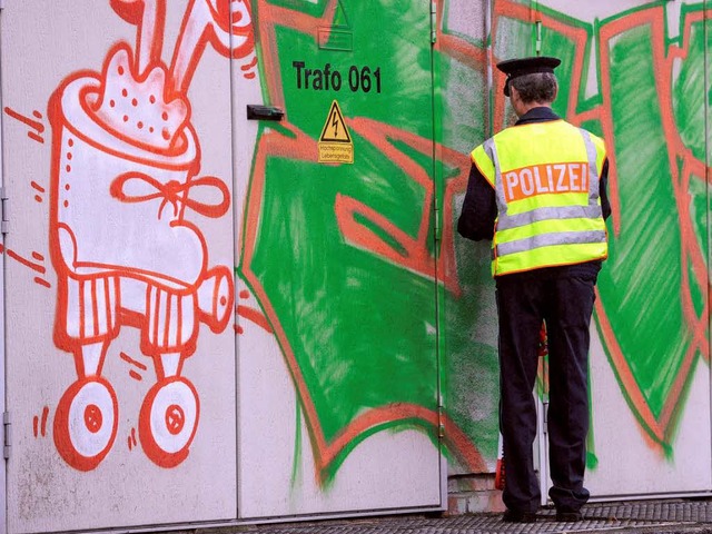 Um Spuren zu sichern, untersucht ein  Polizist einen der Tatorte in Berlin.   | Foto: DPA