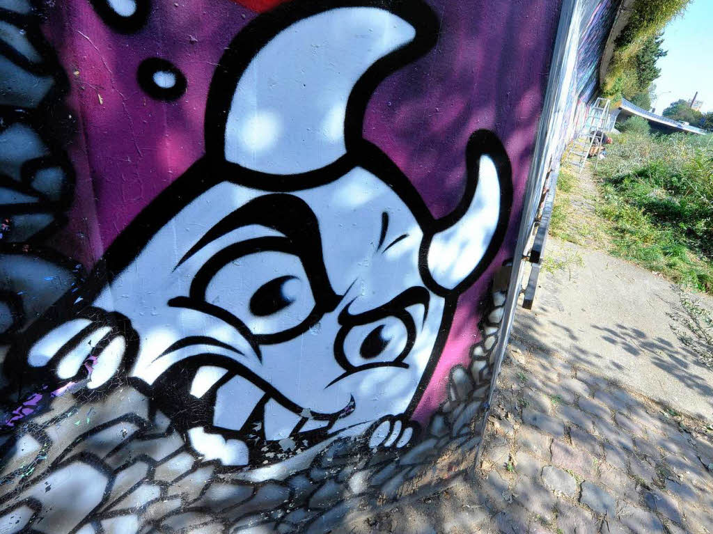 Die legale Street-Art-Galerie an der Dreisam in Freiburg. Die legale Street-Art-Galerie an der Dreisam in Freiburg.