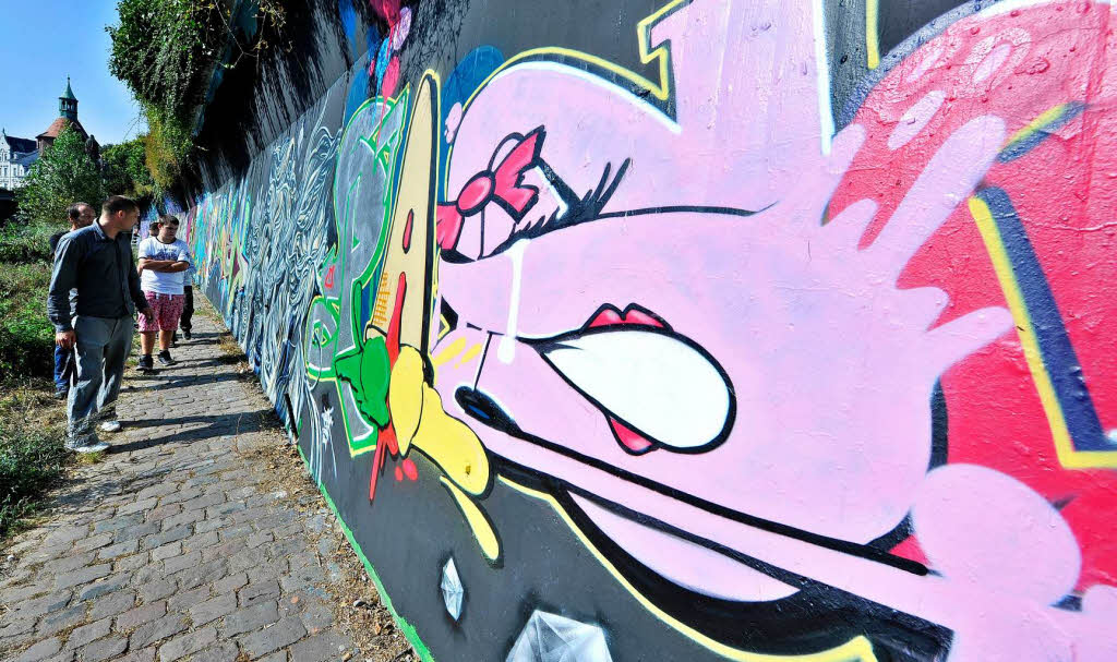 Die legale Street-Art-Galerie an der Dreisam in Freiburg. Die legale Street-Art-Galerie an der Dreisam in Freiburg.