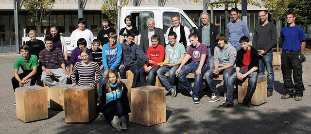 Sitzt und passt (Mitte, von links):  S...feln und Bnken Platz genommen haben.   | Foto: Schule