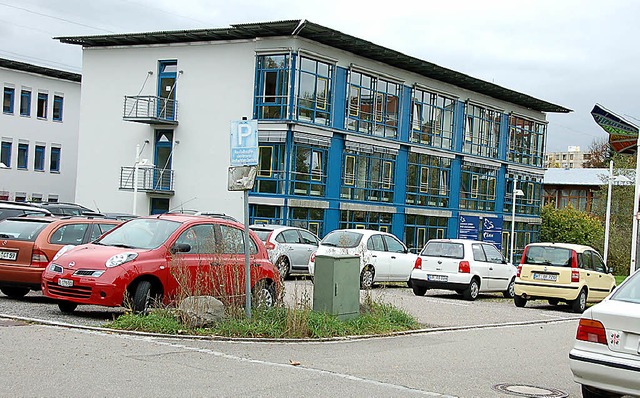Der Parkplatz vor dem Hochrheinzentrum...r Ordnung auf den Parkflchen sorgen.   | Foto: Axel Kremp