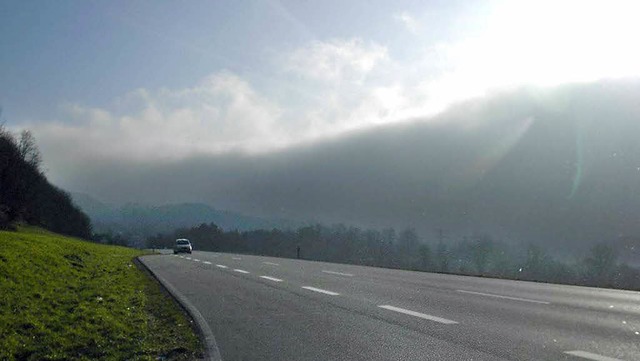 Blick auf die Nebelgrenze von der Zufa...ae 34 zwischen Schwrstadt und Wehr.   | Foto: Helmut Kohler/Hildegard Siebold