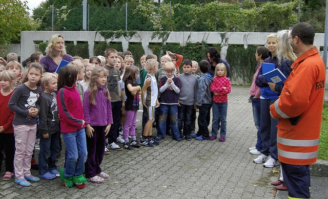 Einige Klassen versammeln sich auf dem...alle eines Feuers zu verhalten haben.   | Foto: Manfred Risch