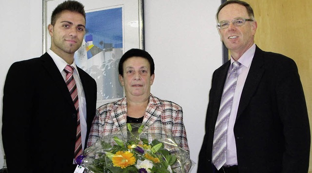 Glckwunsch von der Sparkasse: Luigi S...lust und  Manfred Strohm (von links).   | Foto: Privat