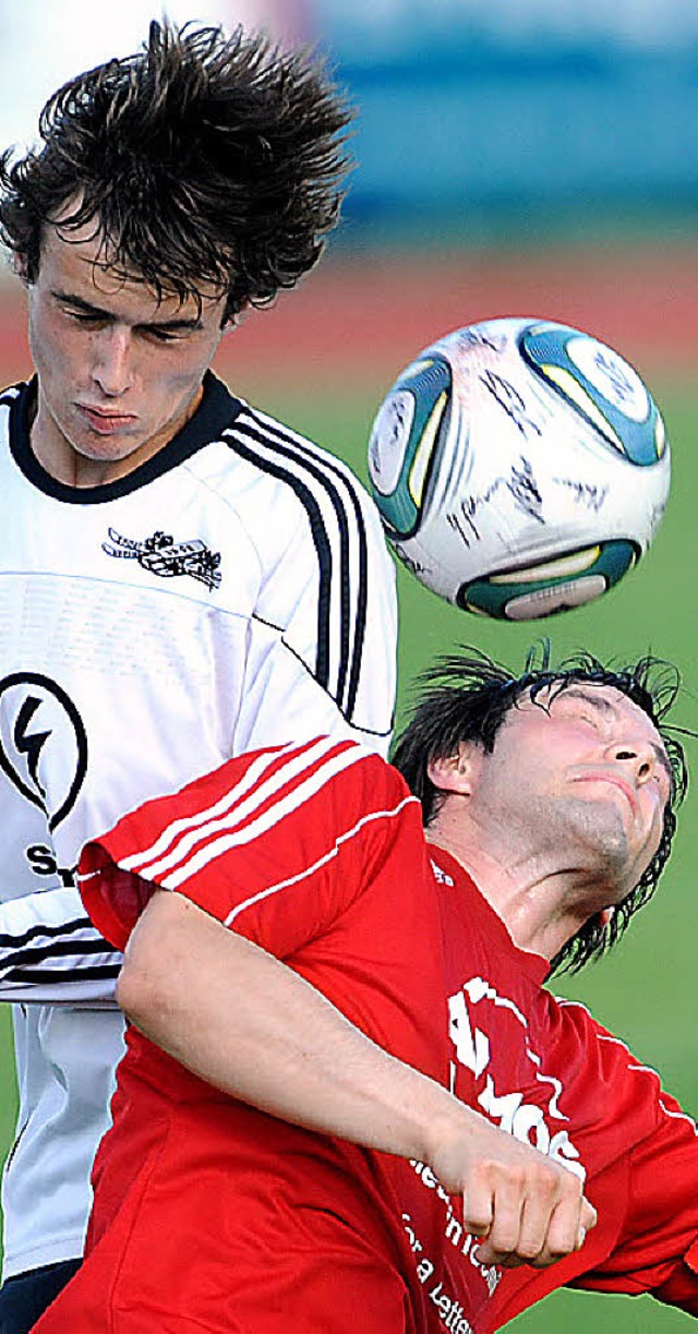 Der Saiger Patrick Faller (links) freu...as aus Lenzkirch   erkämpfte  ein 1:1.  | Foto: seeger