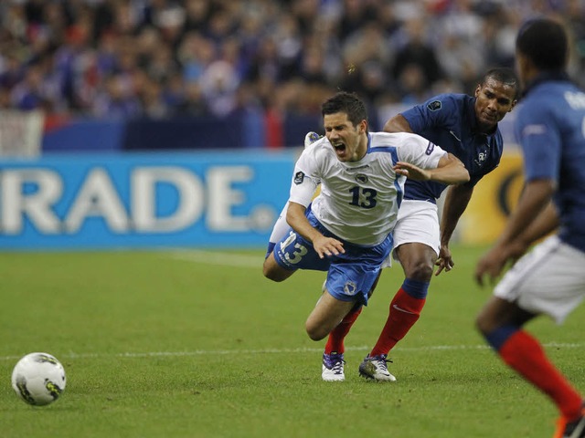Mensur Mujdza (links) beim Duell mit F... Frankreich gegen Bosnien-Herzegowina.  | Foto: AFP