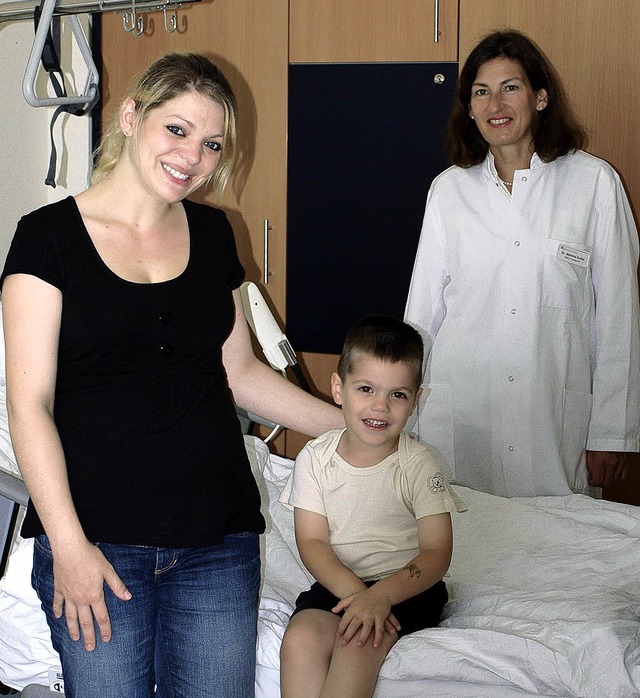 Der kleine Zed (3) mit seiner Mama Olg...rztin Dr. Martina Keller nach der OP.   | Foto: Annemarie Zwick