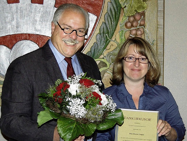 Marion Trogus arbeitet seit 25 Jahren ...rgermeister Gabriel Schweizer geehrt.  | Foto: Thomas rhenisch