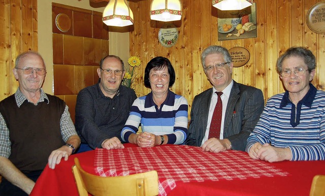 Man kennt sich gut: Gastgeber Rudolf S...chen Stube im Haus Tanne (von links).   | Foto: Ulrike Jger