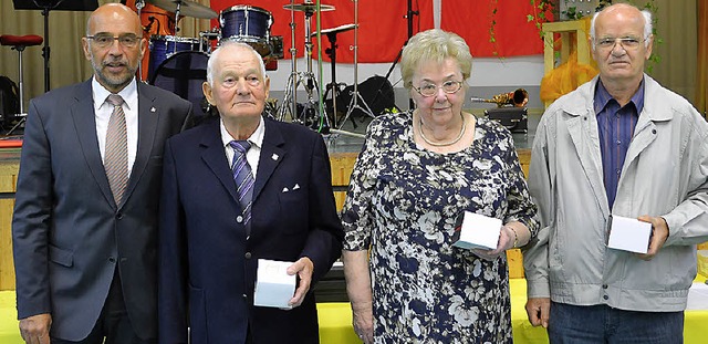 Hermann Spie, erster Bevollmchtigter...Stterle fr 60 Jahre Mitgliedschaft.   | Foto: Paul Berger