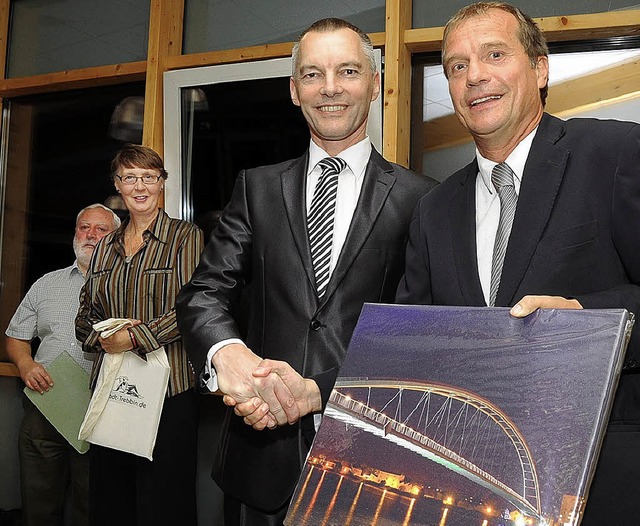 Brgermeister Klaus Eberhardt bergab ...r die deutschen Gste (von rechts).    | Foto: Margrit Hahn