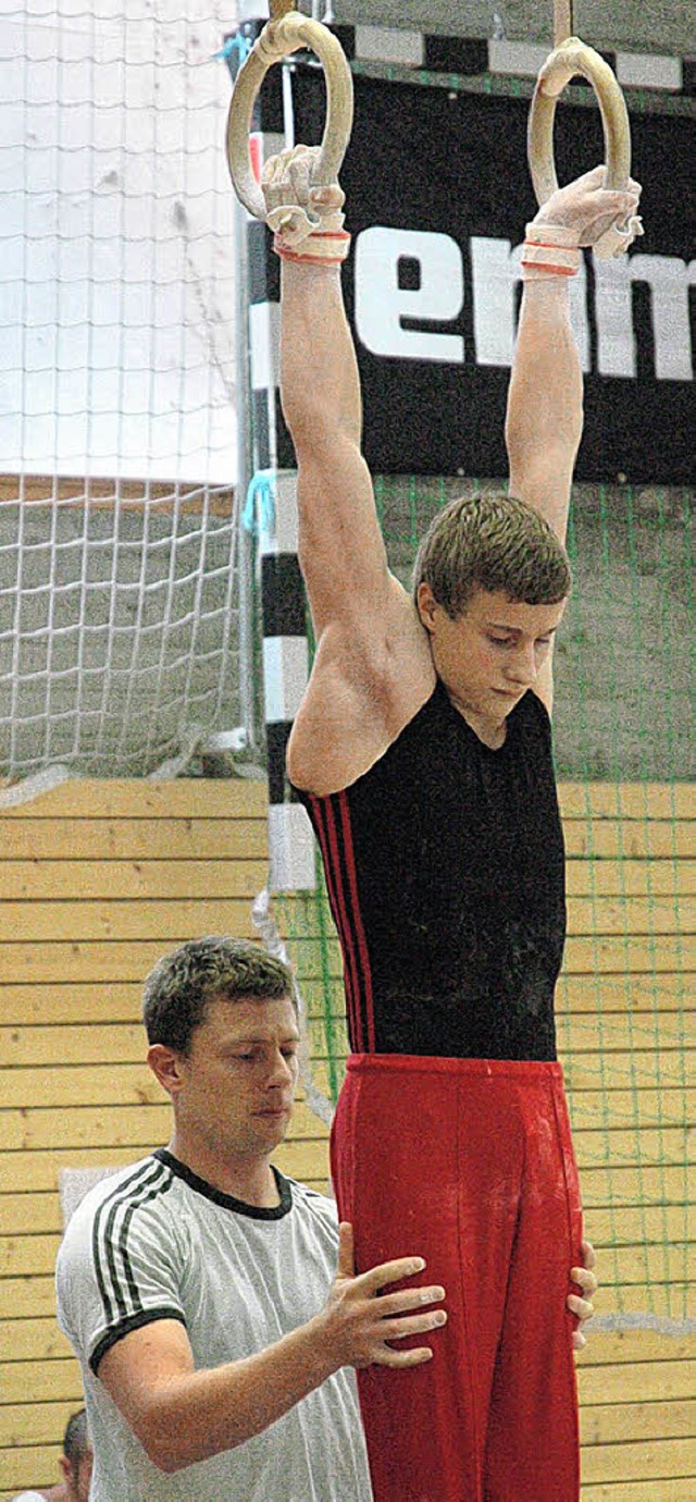 Schaukelfrei an die Ringe: MHTG-Trainer Denis Br (links) und Christian Auer   | Foto: jochen dippel