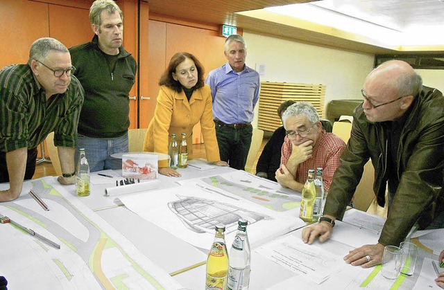 Stadtplaner Bernd Fahle (links) moderi...tete Vorstellungen mitgebracht hatten.  | Foto: langelott