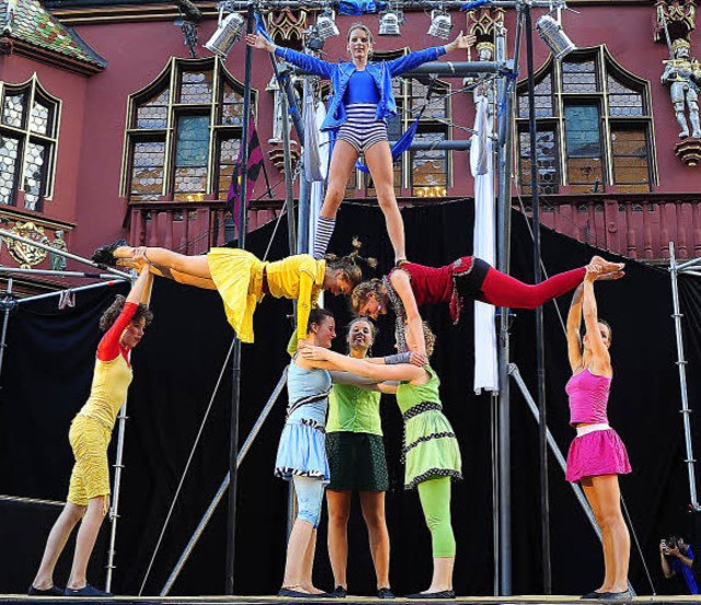 Zirkus auf dem Mnsterplatz: Eine Pyramide aus Menschen   | Foto: Kunz