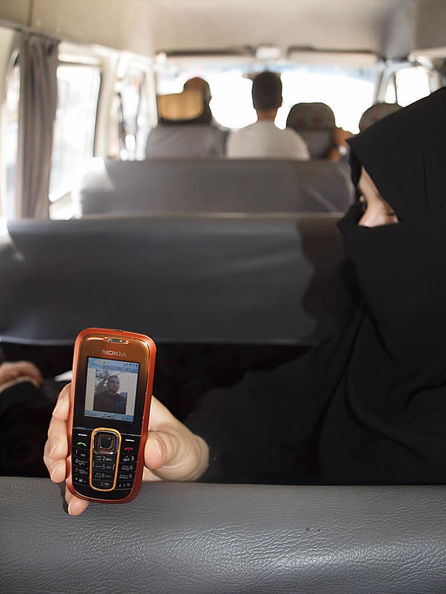 Syrer auf der Flucht: Per Handy werden...er  Opfer untereinander herumgeschickt 