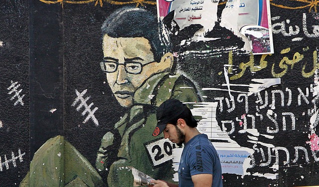 Ein Bild von Gilad Schalit auf einer Mauer im Gazastreifen   | Foto: dpa