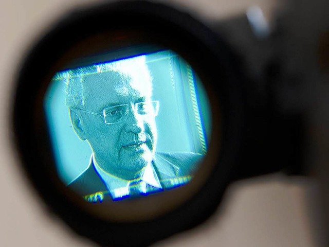 Im Fokus: Minister Joachim Herrmann im Sucher einer Fernsehkamera  | Foto: dpa