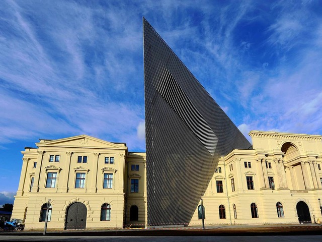 Einen Keil ins Gebude getrieben: Dani...Umbau des Museums in Dresden geplant.   | Foto: dapd