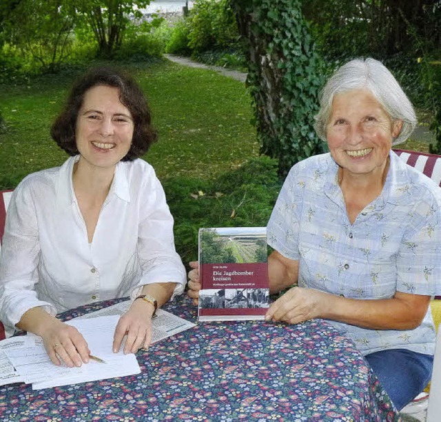 &#8222;Die Jagdbomber kreisen&#8220; h...r Heidi) das Buch ihres Vaters heraus.  | Foto: Christel Hlter-Hassler