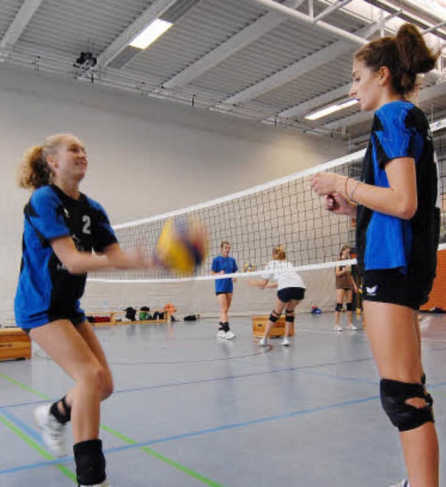 Annie (links) und Yva Cesar beim gemei...in der Sporthalle des Kreisgymnasiums.  | Foto: Judith Haag