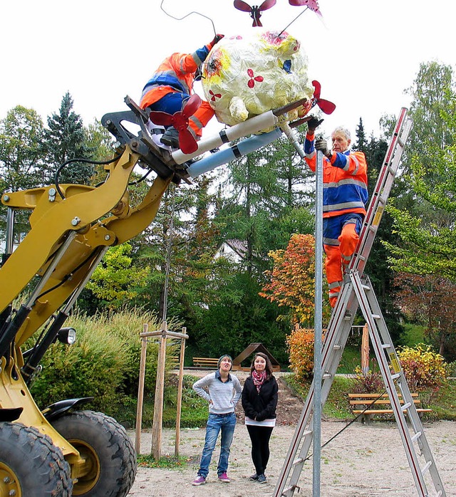 Madlaine Dietz (links) und Rahel Schmi...rle vom Bauhof montieren die Plastik.   | Foto: E. Weise