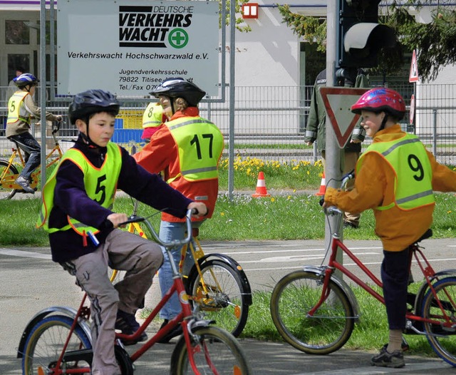 Tausende von Schulkindern bten im Ver...um das richtige Verhalten im Verkehr.   | Foto: Thomas Winckelmann
