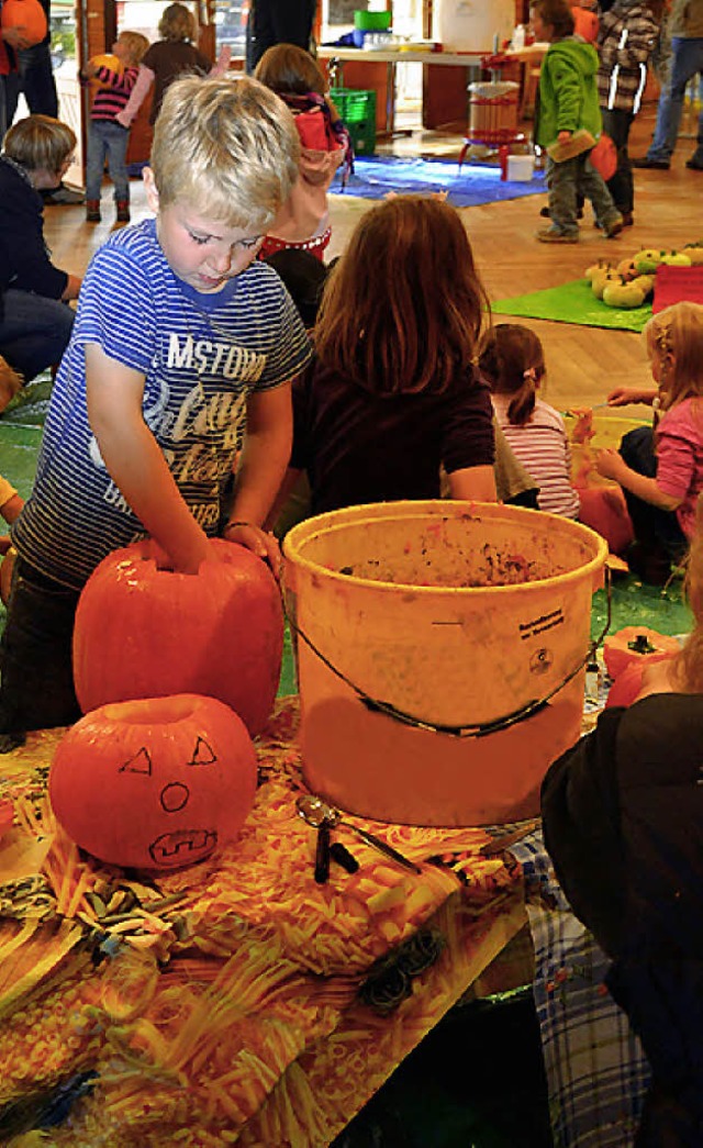 Aushhlen war kinderleicht, beim Schnitzen durften die Erwachsenen helfen.   | Foto: Bz