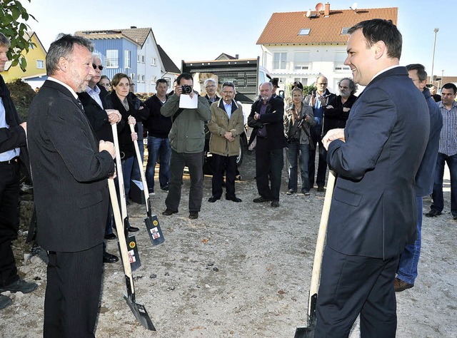 Zwei Ruster mit dem Spaten: Der Ruster...stich fr den neuen Kindergarten vor.   | Foto: Bernhard Rein