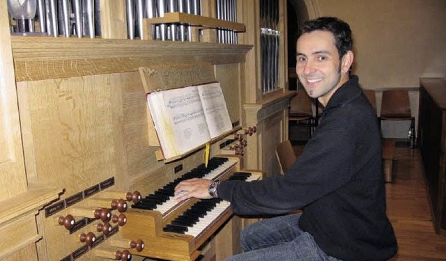 Der Organist Oliver Weisenseel an der Metzler-Orgel in St. Leodegar   | Foto: Dorothee Philipp