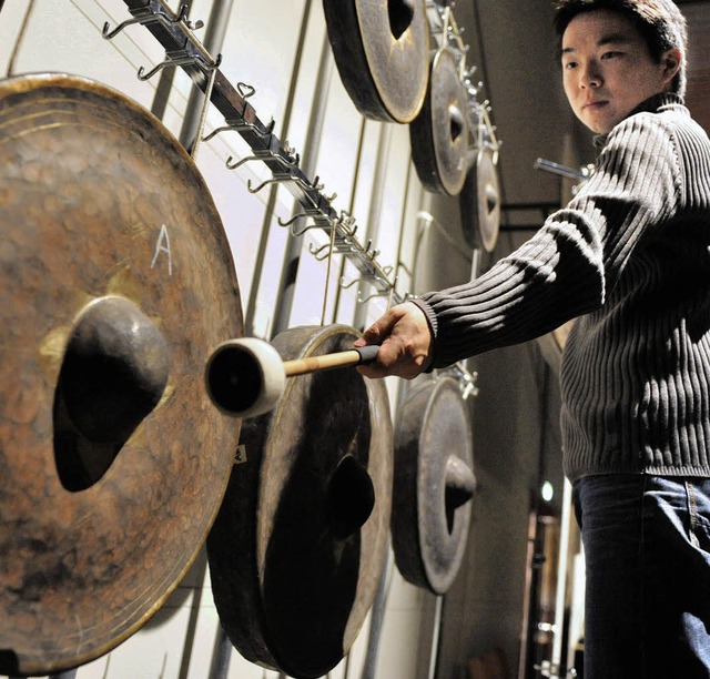 Yu Fujiwara schlgt  bei der Generalpr...g der Sraphine-Symphonie einen Gong.   | Foto: DPA