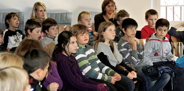 Gespannte Aufmerksamkeit: Grundschler... und 4c gestern in der Stadtbibliothek  | Foto: Sieberts