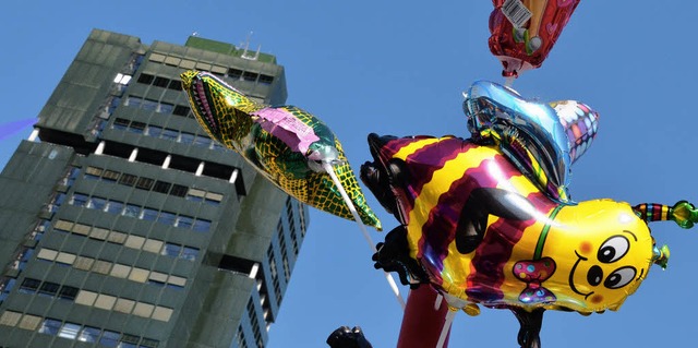 Beim Citymarkt flatterten bunte Ballons vor dem Rathaus   | Foto: ruda