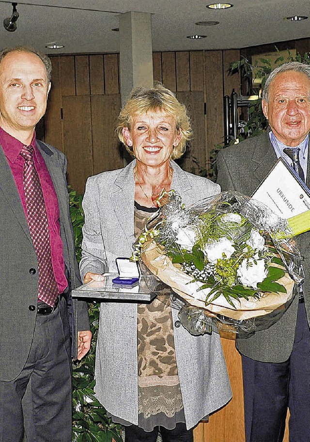 Landrat Tilman Bollacher mit den ausge...er und Klaus Marksteiner (von links).   | Foto: Herbst