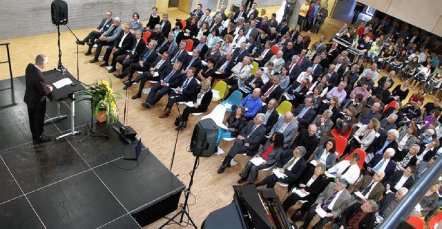 Bewhrungsprobe fr die Aula: OB Dietz...es OGW vor den mehr als 200 Besuchern.  | Foto: Hannes Lauber