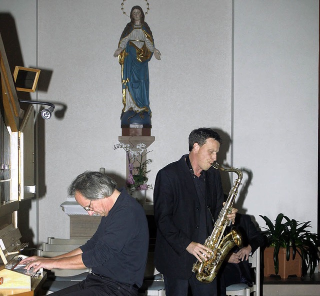 Uli Kammerer am Saxophon und Wolfgang ... in der katholischen Kirche Hllstein.  | Foto: Heiner Fabry