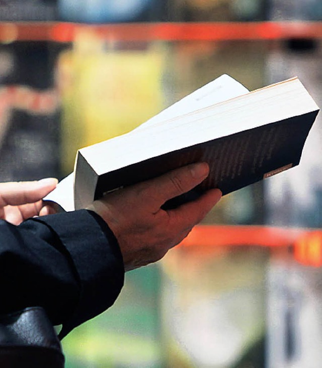 Die traditionelle Methode: Lesen in einem Buch aus Papier  | Foto: afp