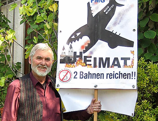 Startbahngegner Hartmut Binner posiert vor seinem Haus.   | Foto: dpa