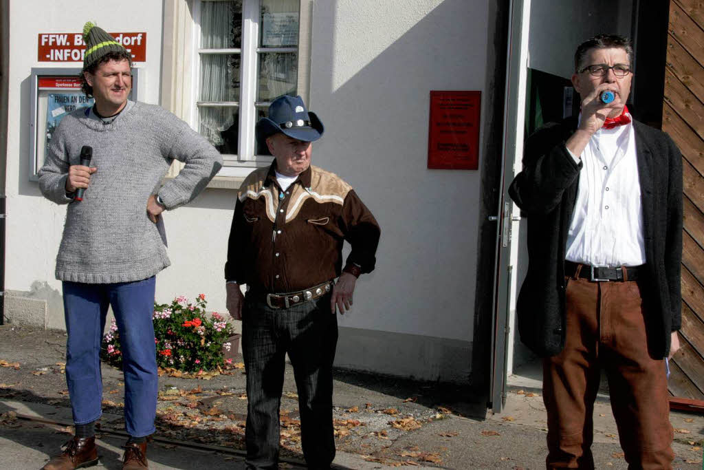 Axel, Heinz und Markus halten die Besucher beim  Hagehole auf dem Laufenden