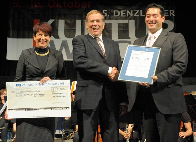 Werner Schwan (Mitte) erhielt den Denz...ollemann und Stifterin Regula Schlly.  | Foto: Markus Zimmermann