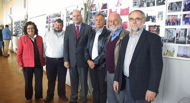 Oberschtzenmeister Gerhard Roth (Zwei... den Gemeinderat zur Fotoausstellung.   | Foto: Jrg Schimanski