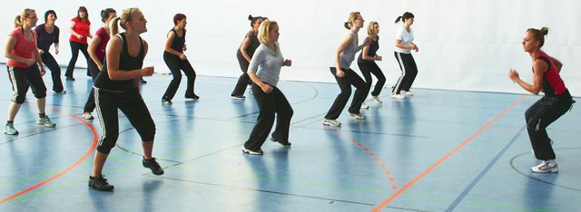 Fit durch Tanzen: Die Volkshochschule ...he Rhythmen und Tanzschritte vereint.   | Foto: Christa Maier