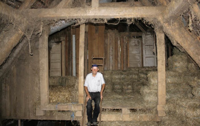 August Stoll  in seiner Scheune, die neben dem alten Haus steht.   | Foto: Michael Saurer