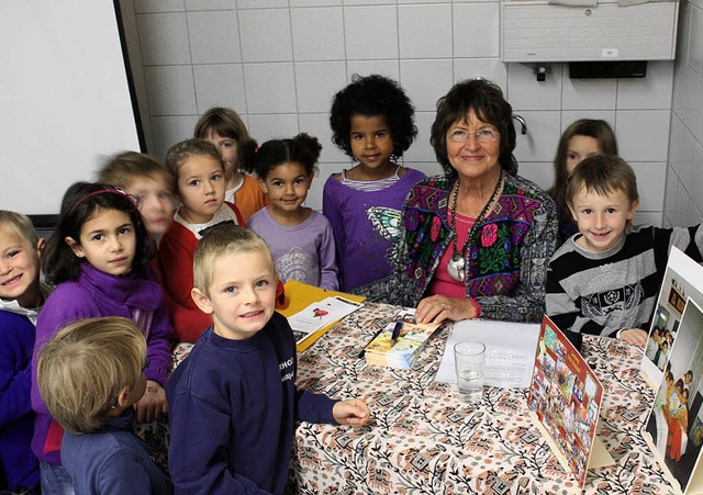 Uta Kneisel von Grundschlern umringt  | Foto: Gabriele Fssler