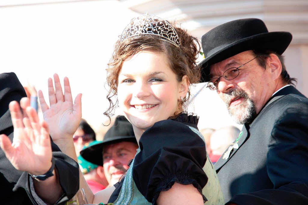 Die Badische Weinknigin Natalie Henninger und Brgermeister Martin Obert