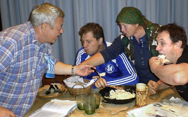 Endlich was Richtiges zu essen: Opa Jo...en  die Szenen auf Hochglanz poliert.   | Foto: Monika Warm