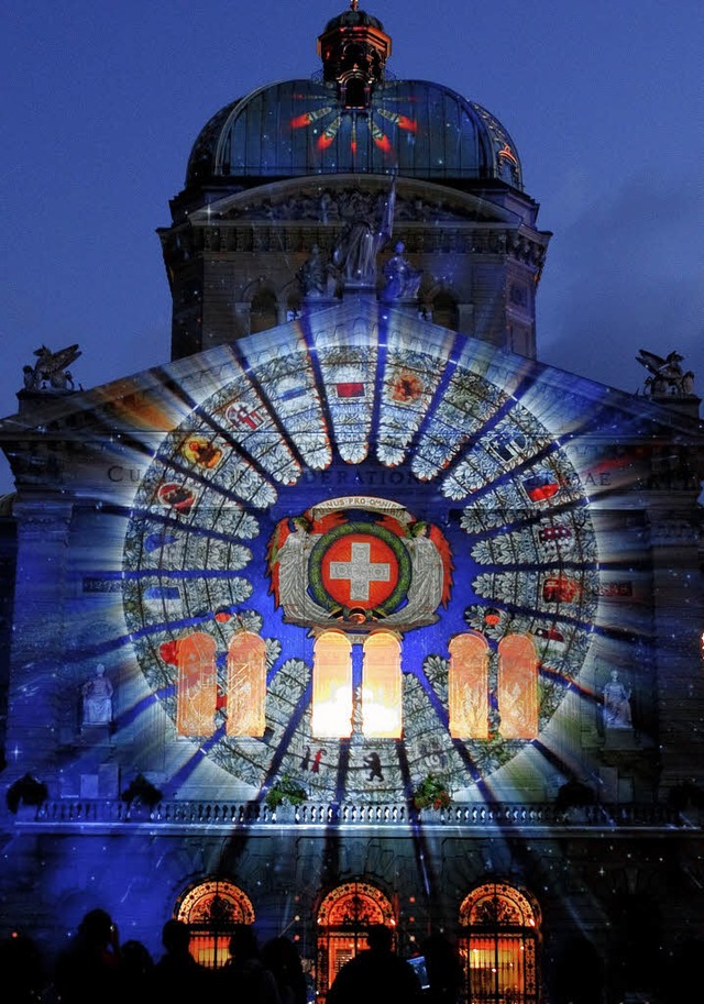 Im neuen Licht:  An die Fassade des Be...nstler eine  Reise durch die Schweiz.   | Foto: AFP