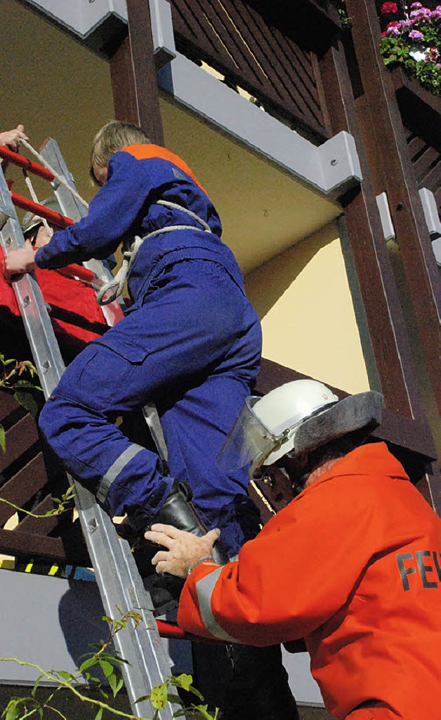 Menschen galt es vom Balkon einer Wohnung zu retten.   | Foto: Tolsdorf