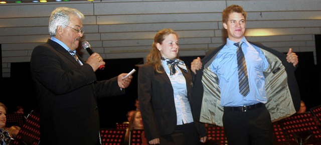 Thomas Kaiser stellte die neuen Uniformen  der Stadtmusik Zell vor.  | Foto: Heiner Fabry