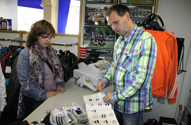 Alles rund um den Sport prsentierte Ralph Schmitt in seinem Sportgeschft.  | Foto: Jrn Kerckhoff